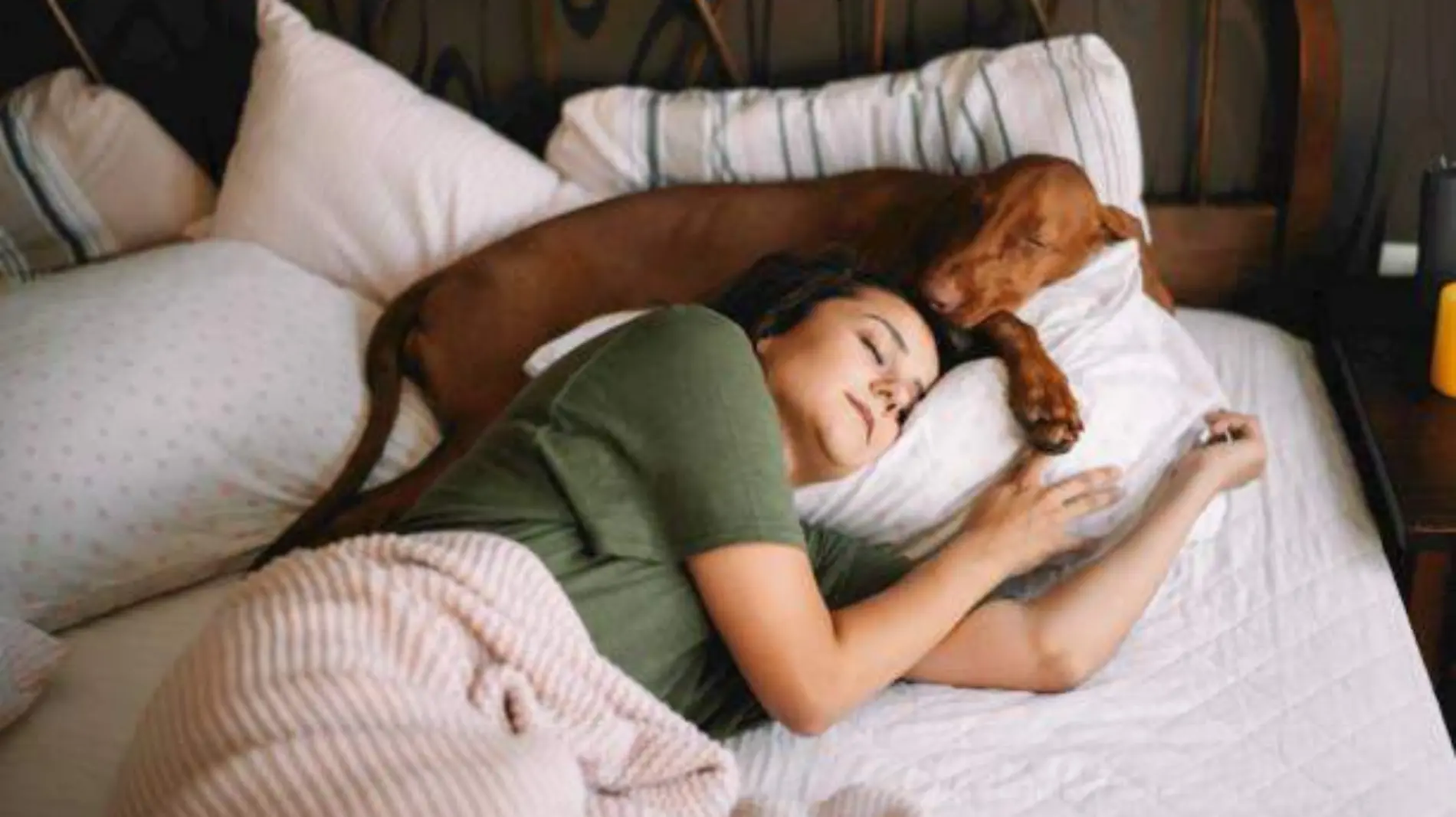 mujer durmiendo con su perro 